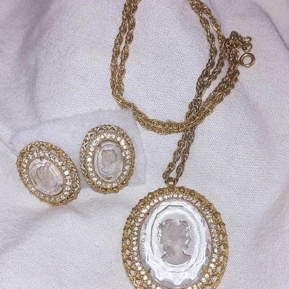 2pc Vintage Whiting and Davis Glass Intaglio Cameo Set - Picture 4 of 11